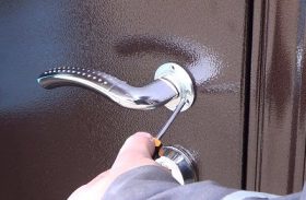 Замена дверной ручки металлической двери в Жуковском