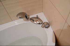 Установка смесителя на ванну в Жуковском